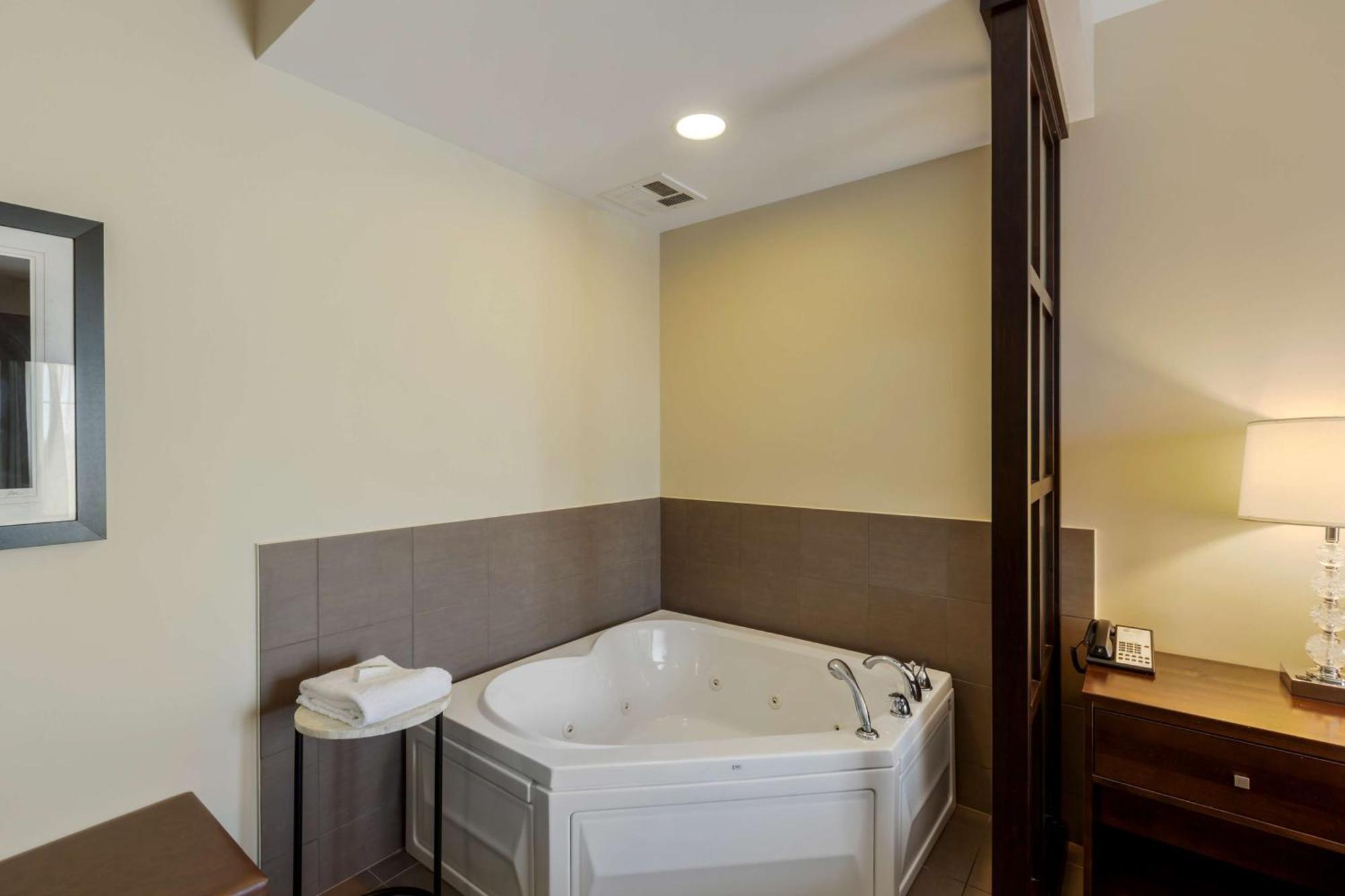 Best Western Plus Walkerton Hotel & Conference Centre المظهر الخارجي الصورة